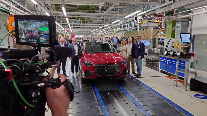 Ceremonial launch of Mercedes-Benz GLA production in Rastatt; among those in attendance was plant manager Marco Zwick (second from the right).(Source:  Thomas Günnel – Automotive Industry)