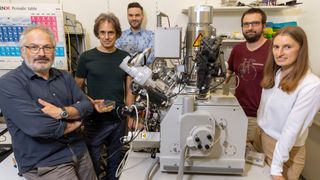 Von links nach rechts: Gerald Kothleitner, Werner Grogger, Nicola Šimić, Daniel Knez (alle vom Institut für Elektronenmikroskopie und Nanoanalytik) und Anna Jodlbauer vom Institut für Chemie und Technologie von Materialien neben einem Rasterelektronenmikroskop. (Bild: Helmut Lunghammer, TU Graz)