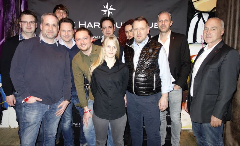 Das Digital Signage Team von S&K und etwas Rotes darf da nicht fehlen! (Bild: IT-BUSINESS)