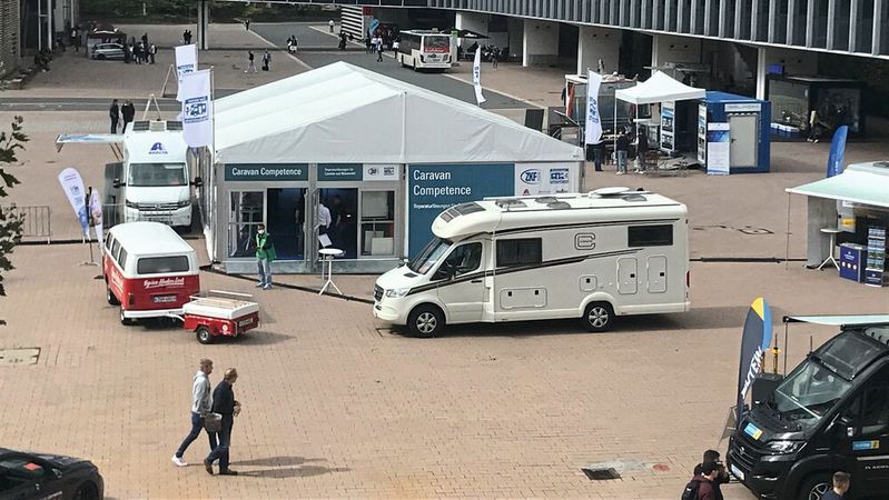 Caravan-Competence findet der Besucher der Automechanika auf dem Freigelände vor der Halle 11.(Bild:  ZKF)