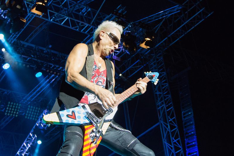 Ihren berühmtesten Hit landeten die Scorpions mit „Wind of Change“. Das Lied wurde zur Hymne der Wiedervereinigung. Den Gitarristen Rudolf Schenker kennen nicht nur die Fans der Band. Seine Berufung hat der 1948 geborene Sarstedter in der Musik gefunden. Von Beruf ist er Starkstrom-Elektriker. Mit 17 Jahren gründete er 1965 seine erste Band, die späteren Scorpions. Die Berufswahl sollte sich auszahlen. Bei technischen Problemen konnte Schenker auf sein Fachwissen zurückgreifen. Der heute in Hannover lebende ist der Hauptkomponist der Gruppe. Beispielsweise „Rock You like a Hurricane“ stammt aus seiner Feder. Auch im Alter von 66 Jahren sorgt er bei den Scorpions für den richtigen E-Gitarrenklang und engagiert sich für die Musik. Er wirkt an verschiedenen Kampagnen mit zur Förderung der Musik und ist zum Beispiel alleinvertretungsberechtigter Geschäftsführender Inhaber der Scorpions Musikproduktions- und Verlagsgesellschaft mbH. (Alfred Nitsch, CC BY-SA 3.0, wikimedia.org)