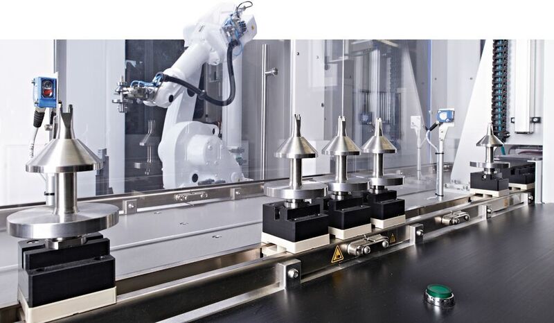 Den Prozess im Visier: Bei Imstec entstehen unter anderem automatisierte Fertigungslinien wie diese Anlage mit einem individuell angepassten Robotergreifer zum sicheren Transport von medizintechnischen Komponenten und Produkten. (Imstec)