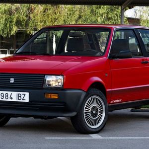 Nach dem Ende der Kooperation mit Fiat war der im Juli 1984 vorgestellte Ibiza die erste Eigenentwicklung von Seat auf der Plattform des Ronda (Fiat Ritmo). Die Karosserie stammt von Giorgetto Giugiaro, der auch den VW Golf, den Fiat Uno und viele andere Fahrzeuge entworfen hat. Die Motoren wurden, mit Ausnahme der von Fiat stammenden 0,9-l-Ottomotoren und 1,7-l-Dieselmotoren, von Porsche entwickelt.(Bild:  Seat)