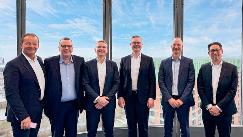 Kamen am 23. Februar zur Vertragsunterzeichnung zusammen (v.l.): Georg Abel, Vertriebsdirektor Mercedes Benz AG, Stefan Jansen, Martijn Storm und Benjamin Kaiser, Vorstand Lueg, Patrick Schwarz, Rechtsabteilung Mercedes Benz AG, Benjamin Rothacker, M&A Mercedes-Benz AG. (Bild: Lueg)