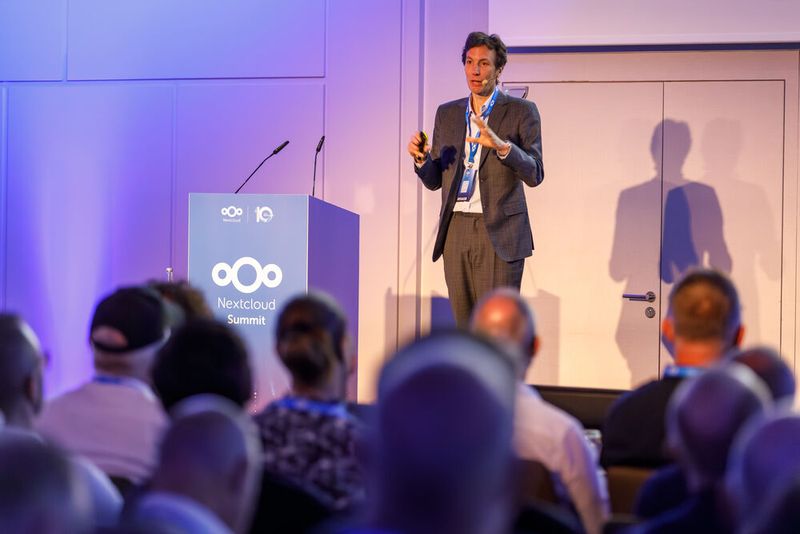 Das französische Bildungssystem ist mit 1,2 Millionen Usern einer der größten Nextcloud-Nutzer weltweit. Benoît Piédallu, Projektleiter im französischen Ministerium für Nationale Bildung und Jugend, gab einen Einblick in das Projekt. (Bild: Nextcloud)
