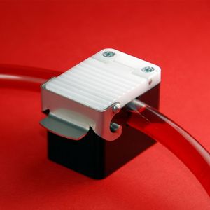 Der Ultraschallsensor Sonocheck ABD06 zur berührungslosen Luftblasendetektion kommt beispielsweise beim blasenfreien Aufbringen und Mischen von Klebstoffen zum Einsatz.