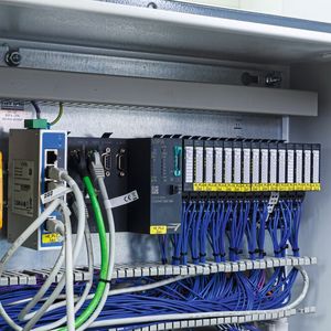 Das kompakte Steuerungs- und I/O-System SLIO von Yaskawa erfüllt hohe Anforderungen in Bezug auf Interoperabilität.(Bild:  Independent light gmbh)