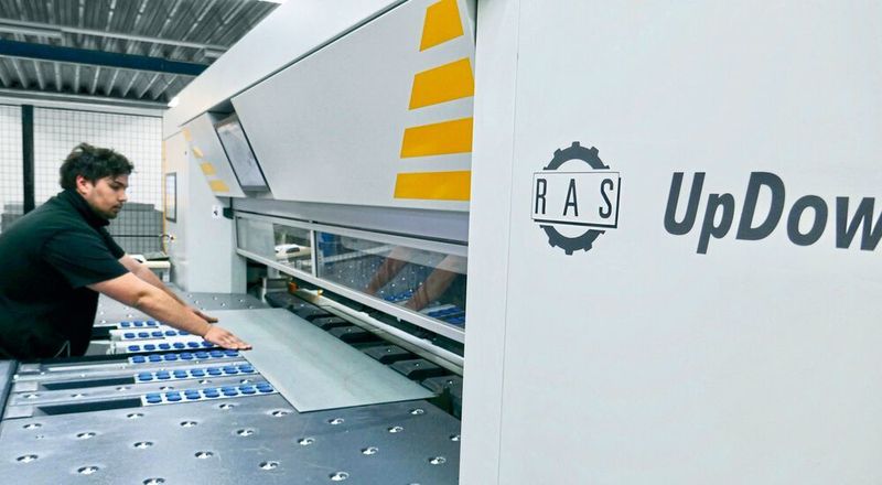 Das Up-Down-Center von RAS kann nach oben und unten biegen, ohne dass die oft sehr großflächigen Platinen dabei gewendet werden müssen. (RAS)