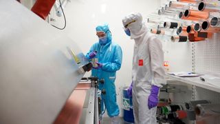 Mitarbeiter von Stellantis (blau) und dem französischen CEA (weiß) arbeiten die nächsten Jahre gemeinsam an neuen Batteriezellen für E-Autos. (Bild: Stellantis)