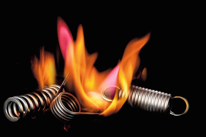 Anfangs noch mit Feuer bearbeitet, heute meist automatisiert in effzienten Fertigungsanlagen produziert: Metallfedern sind heute aus zahlreichen Anwendungen nicht mehr wegzudenken. (Bild: Gutekunst + Co. KG Federnfabriken)