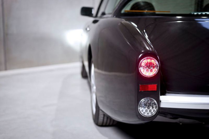 Auch in der Heckansicht verschmelzen Retro-Design und moderne LED-Leuchten. (Bild: MW Motors)