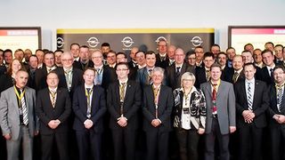 So sehen Sieger aus: Die Gewinner der Service- und Teileleiter-Clubs 2015 – zum Vergrößern bitte klicken. (Foto: Opel)