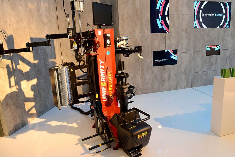 In der Kategorie Repair & Maintenance siegte die Uniformity von Corghi, eine integrierte Reifenmontage- und Auswuchtmaschine.  (Bild: Mack / »kfz-betrieb«)