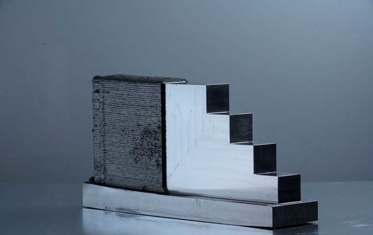 Große Stahlbauteile können nicht nur gegossen werden, um sie herzustellen. Und per laserbasiertem Auftragschweißen im Giga-3D-Drucker schafft man das auch noch material- und energieschonend. Hier erklären die am entsprechenden Projekt beteiligten Experten, warum.(Bild:  LZH)