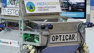 Mit zwei Augen sieht man tiefer: Der Demonstrator Opticar soll zur Erprobung neuer Technologien der Umweltwahrnehmung beim autonomen Fahren dienen – in diesem Fall testet das Fahrzeug Stereokamerasysteme. (KIT)