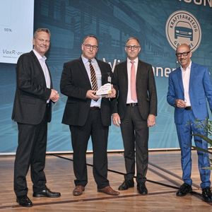 Der dritte Platz (Kalligraph in Bronze) ging an das Projekt „Autolicht-Marathon“ von Michael Neuburger (2. v. li.) und der Kfz-Innung Gifhorn. (v. li.) ZDK-Vorstand Arne Joswig, Dirk Nusselt (Fuchs Schmierstoffe) und Moderator Michael Förster gratulierten.(Bild:  Zietz/»kfz-betrieb«)