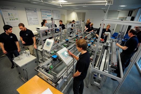 Forschungsanlage Industrie 4.0 mit jungen Automatisierern und digitalen Agenten (Bild:  TUM)