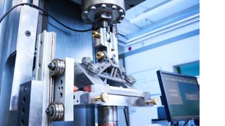 Zyklische Belastungsprüfung eines additiv gefertigten Metallbauteils nach einer mechanischen Oberflächenbehandlung an den hochbeanspruchten Zonen. Im Versuch wird der Lebensdauergewinn durch die Nachbehandlung getestet. (Bild: Fraunhofer IWM/Kai Wudtke)