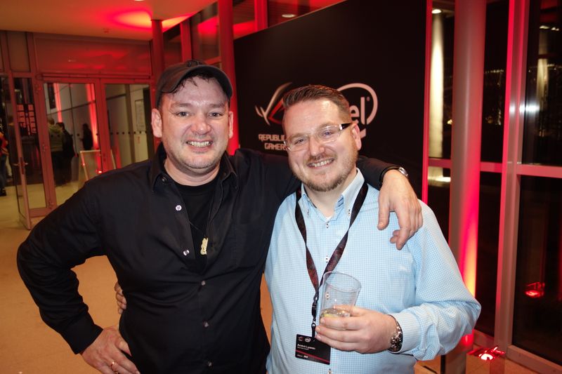 (l.) Alex Rüdinger, Talk Technology, und Andrei Lyamin, Alternate, wollen sich gleich die Bühnenshow anschauen. (Bild: IT-BUSINESS)