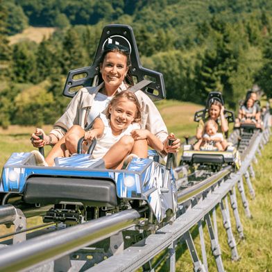 Damit jede Fahrt sicher und störungsfrei verläuft, setzt der Freizeitattraktionen-Spezialist Wiegand auf robuste, witterungsfeste Verbindungslösungen von Helu. (Bild: Wiegand)