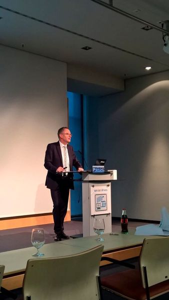 Der Geschäftsführer von Phoenix Contact, Roland Bent,verkündet auf der Messe einen Umsatz von über 2 Milliarden Euro in diesem Geschäftsjahr. (I.Stotz/elektrotechnik)