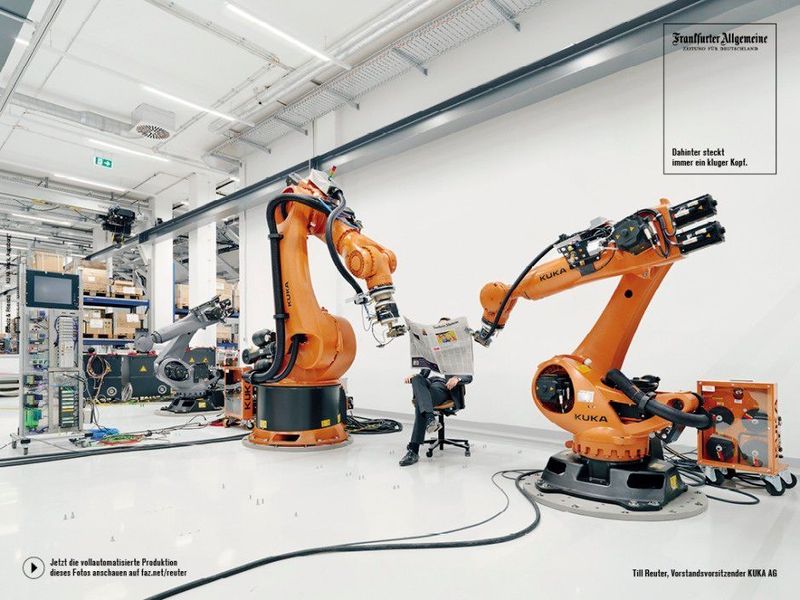 Klug inszeniert: Kuka-Roboter halten CEO Till Reuter die Zeitung. (Scholz & Friends / Kai-Uwe Gundlach)