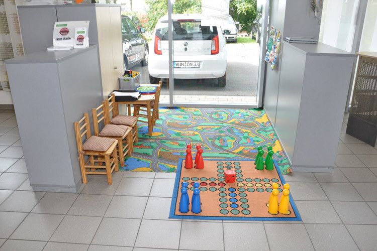 Hier können sich die kleinen Autohausbesucher die Zeit vertreiben. (Foto: Wehner)