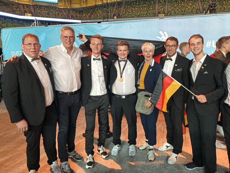 Bei der Abschlussfeier im Danziger Fußballstadion waren dabei: (v. l.) Jörg Stotz, René Gravendyk, Andreas Schuck, Manuel Schmied, Birgit Behrens, Thomas Holzmann und Stefan Mißbach.    (Bild: Büttner – VCG)