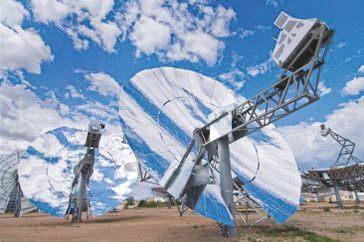 Durch Kombination eines parabolischen Sonnenlichtkonzentrators (Dish) mit einem Stirling-Motor soll thermische Energie zunächst in mechanische und schließlich in elektrische Energie umgewandelt werden. (Bild:)