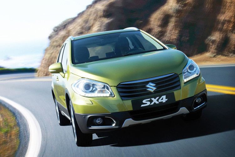 Der neue Suzuki SX4 setzt mit seiner dynamischeren Linienführung, den ausgeprägten Radläufen sowie der markanten Frontpartie mit den LED-Tagfahrlichtern auffällige Design-Akzente. (Foto: Suzuki)