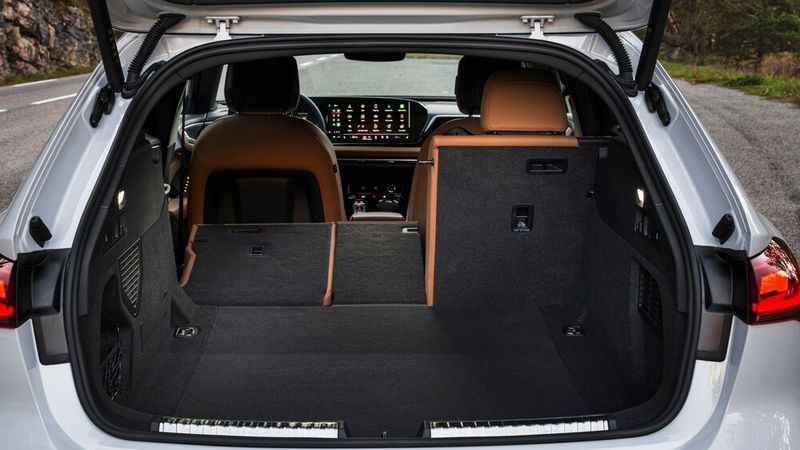 Dank der dreiteilig umlegbaren Rückbanklehne kann das Gepäckabteil auf 1.424 Liter wachsen. (Bild: Audi)