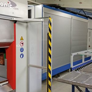 Die KE-Schweißanlage wurde im Anschluss an die neue Reinigungsanlage installiert. Im Hintergrund sieht man die Auslaufrollenbahnen.