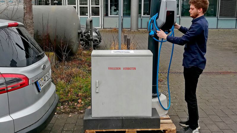 Prototyp eines Ladepunktes für Laternenparker.(Bild:  Hochschule Koblenz/Stolz)