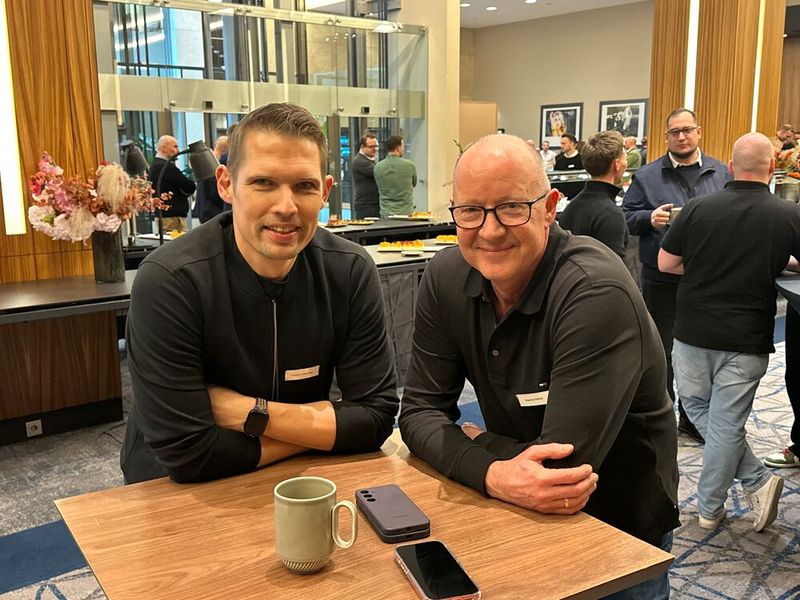 Christian Wiechert (Wortmann) und Stephan Rohde (Samsung) brauchen kein Nervenfutter & keinen Kaffee für ihr Gespräch. (Bild: Vogel IT-Medien GmbH)