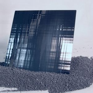 EFG Wafer werden direkt aus einer dünnen Folie kristallinen Siliziums heraus verarbeitet, die aus einer Siliziumschmelze gezogen und per Laser geschnitten wird. Bild: Schott