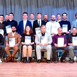 110 junge Männer und drei junge Frauen erhielten bei der Freisprechungsfeier der Kfz-Innung Oberhessen im Kulturzentrum in Großen Buseck ihre Gesellenbriefe. Innungsobermeister Carsten Müller und sein Stellvertreter Andreas Braun überreichten gemeinsam mit den Vertretern der Berufsschulen die Prüfungszeugnisse und Gesellenbriefe. Mit ihren über 100 Jahren gilt die Innung Oberhessen deutschlandweit als älteste Innung und in Hessen als größte. Zum Innungsgebiet zählen die Landkreise Gießen, Vogelsberg und Wetterau. Für den Landesverband Hessen des Kfz-Gewerbes gratulierte den jungen Gesellen Geschäftsführer Joachim Kuhn.(Bild:  Kfz-Innung Oberhessen)