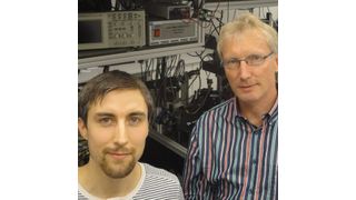 Bild 1: Wissenschaftler Michael Schug (links) und Jürgen Eschner im Labor vor einer Atomfallenapparatur (Bild: Universität Saarland)