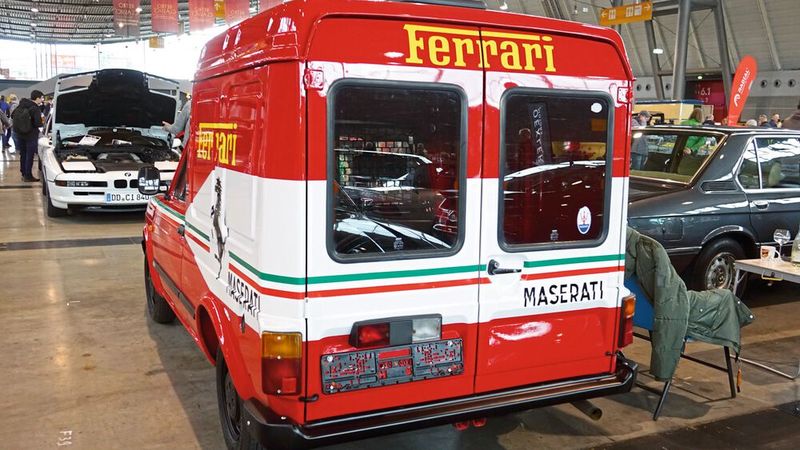 Ob bei diesem Fiat mehr als der Schriftzug von Ferrari stammt? (Bild: Dominsky –  »kfz-betrieb«)