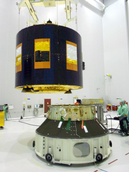 Befestigen des MSG-3-Satelliten auf dem Payload-Adapter der Ariane-5 (Archiv: Vogel Business Media)