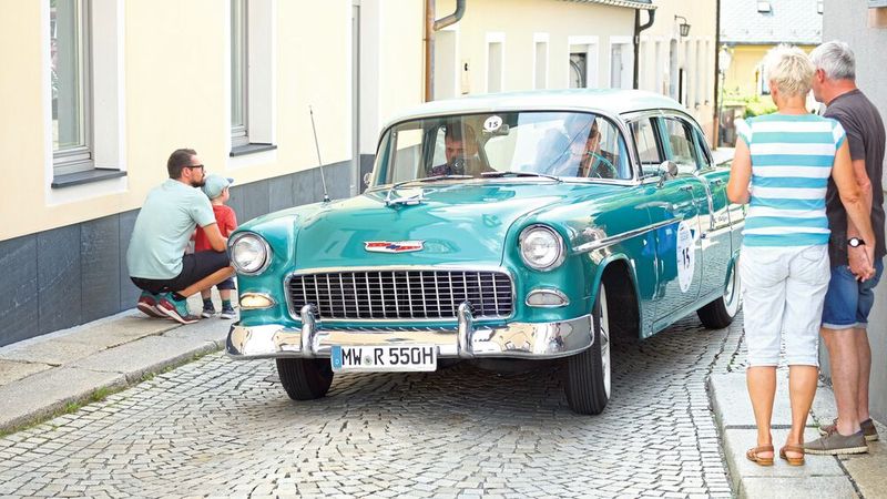 Ein Chevrolet Bel Air, Bj. 1955, in der engen Altstadt von Zschopau. (Bild: Zietz/»kfz-betrieb«)