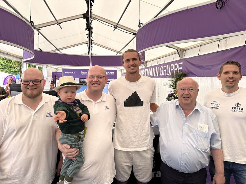 Zverev kommt für einen Wohltätigkeits-Auftrag auf den Wortmann Stand: (v. l. ) Sören, Sven und Siegbert Wortmann und Christian Wiechert (Wortmann). (Bild: Vogel IT-Medien)