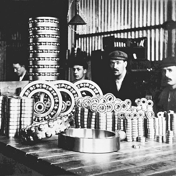 Qualität spielt für SKF schon 1910 eine entscheidende Rolle: Arbeiter der Göteborger Fabrik kontrollieren die frisch gefertigten Lager. (SKF)
