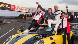 Knapp fünf Sekunden schneller: Porsche hat mit einem 911 GT2 RS einen neuen Rekord für straßenzugelassene Sportwagen auf der Nürburgring-Nordschleife aufgestellt. (Porsche)