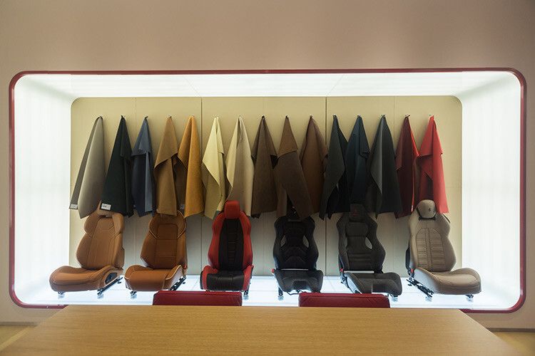 Italienische Sitzauswahl mit Materialproben. (Foto: Riller & Schnauck)