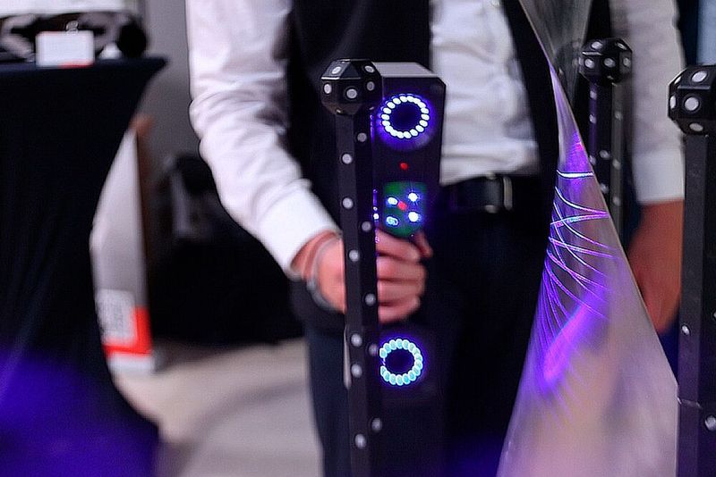 Wichtige Erkenntnis beim Luftfahrttag von Hufschmid Zerspanungssysteme: Für Zulieferer gibt es dort  noch jede Menge Platz. Die begleitende Fachausstellung mit hochklassiken Unternehmen zeigte auch komplexe Werkstücke wie die hier mit einem Zeiss-System optisch vermessene Turbinenschaufel.(Bild:  Maschinenmarkt/rw)