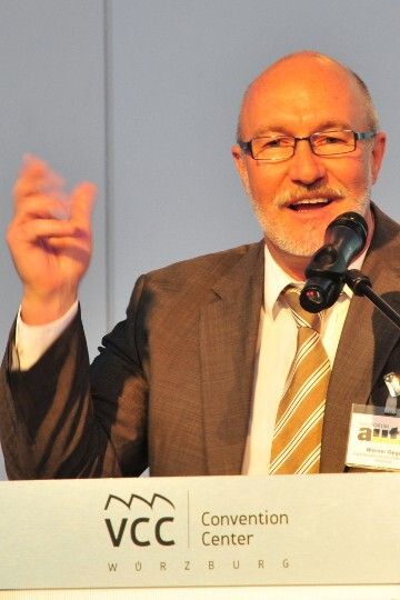 Werner Degen eröffnete als Chefredakteur der Ausbildungsmagazine »autoFACHMANN« und »autoKAUFMANN« den Kongress. (Foto: Schmidt)