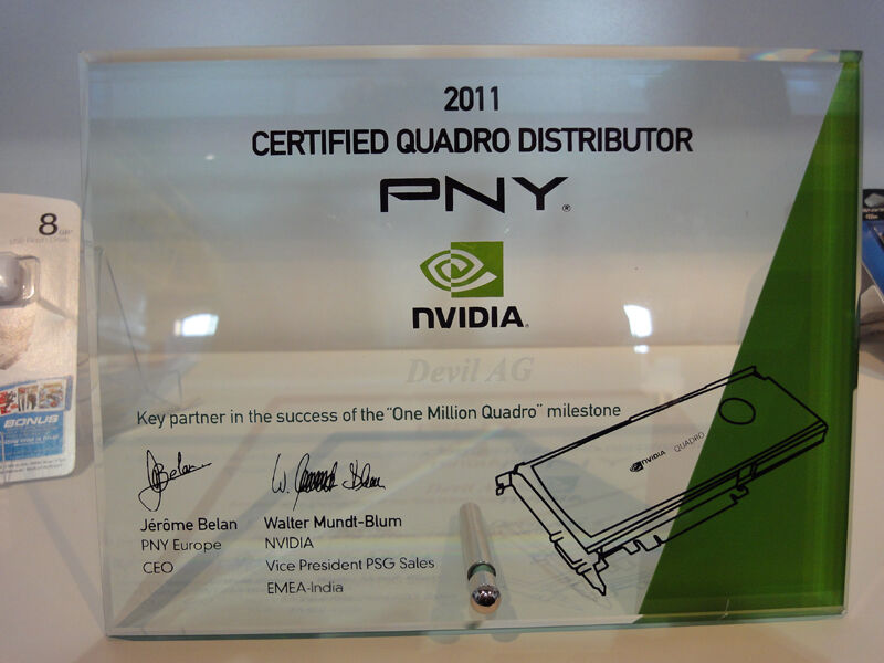 Devil bekommt von PNY einen Award übergeben als Certified Quadro Distributor - One Million Quadro (Archiv: Vogel Business Media)
