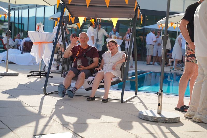 Peter Marwan (Channelpartner) und Mihriban Dincel (IT-BUSINESS) lassen auf einer Hollywood-Schaukel den Abend ausklingen.  (Bild: Julia Griebel)