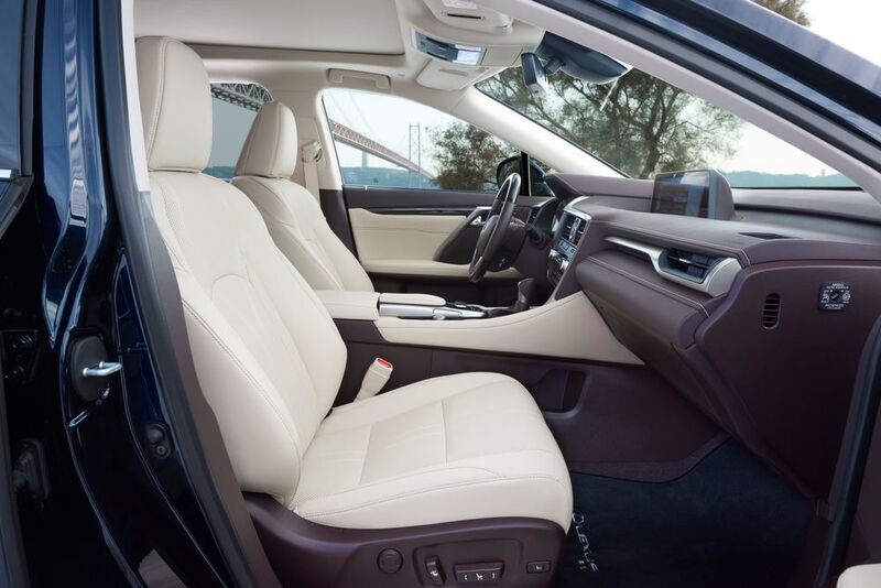 Bei Reisen im mittleren Tempo verbinden sich der edle und leise Innenraum sowie das auf Gleiten ausgelegte Hybridsystem auf angenehmste. (Lexus)