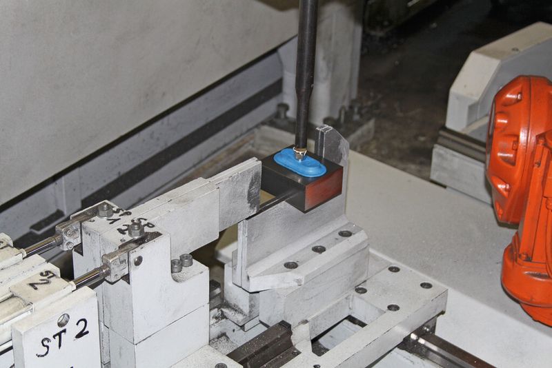 Mit einem Vakuumgreifer nimmt der erste Roboter das Werkstück auf und platziert es für die Bearbeitung in einer von zwei Spannvorrichtungen. (Bild: Kasto)